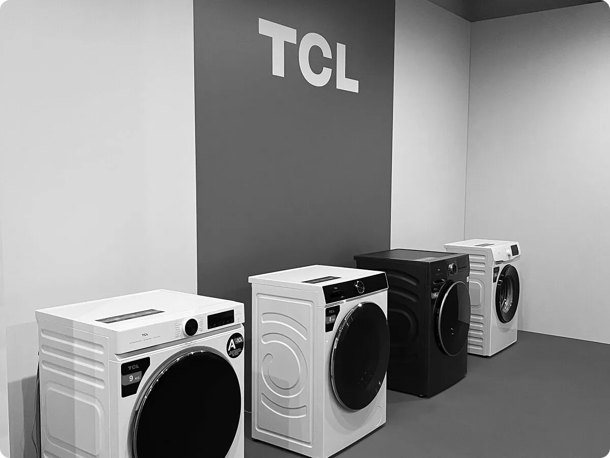 Showroom SOCIALIVE z ekspozycją produktów marki TCL